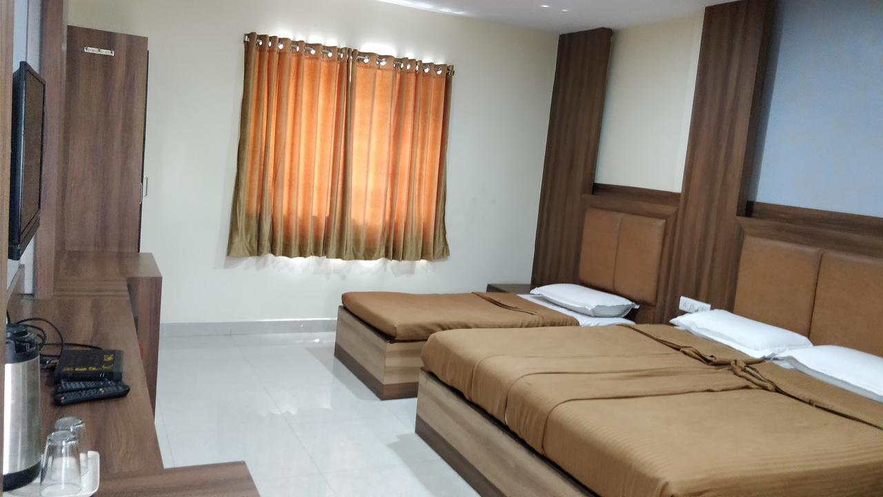 Hotel Dwaraka Paradise Haiderabad Buitenkant foto